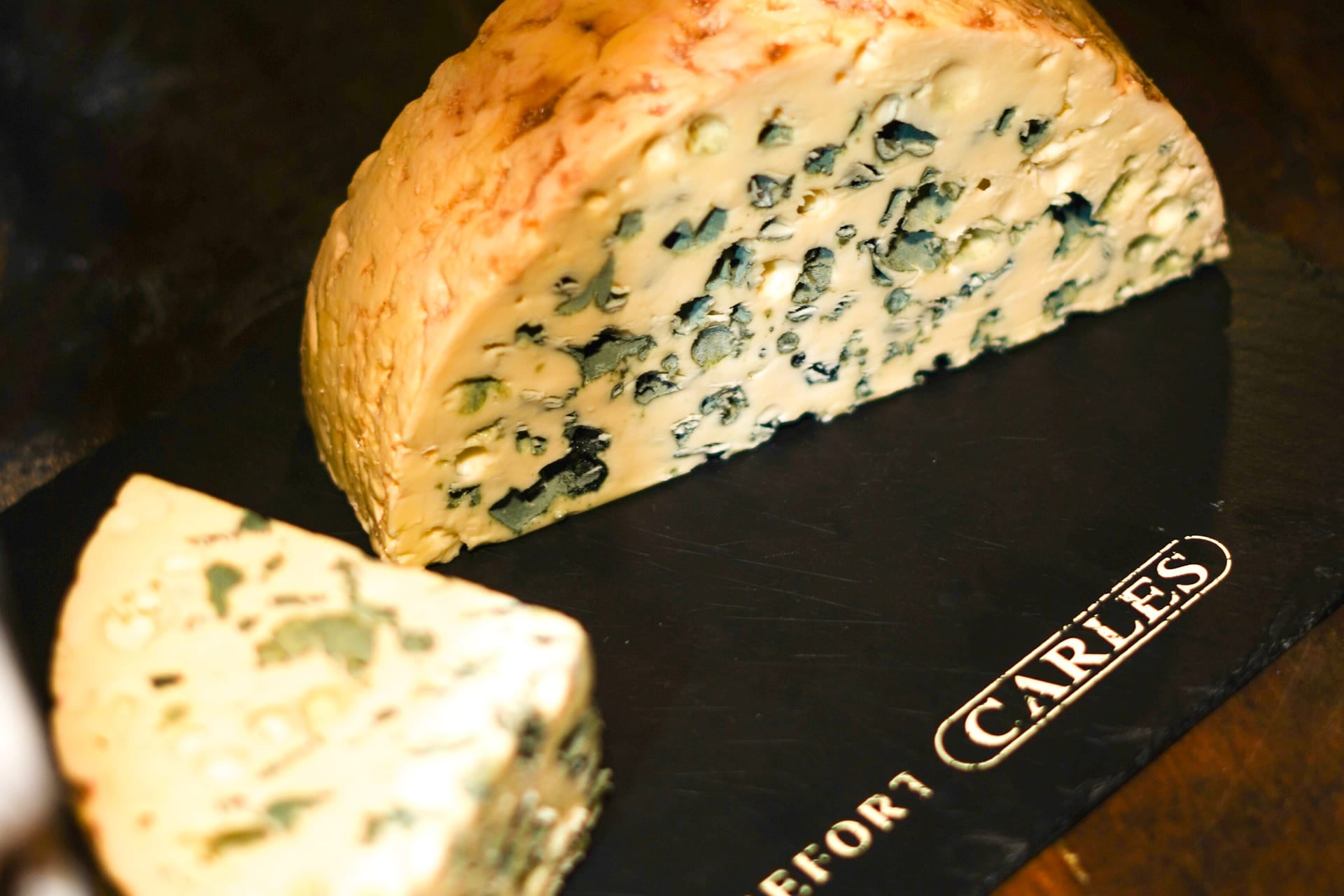 Pâte dense et bleu marqué du Roquefort Carles Convoitise, signature du travet de bois et des caves naturelles