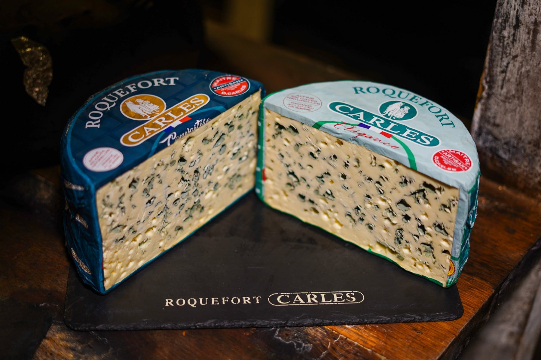 Roquefort Carles, gammes Convoitise et Élégance au lait cru de brebis affinées dans les caves du Combalou